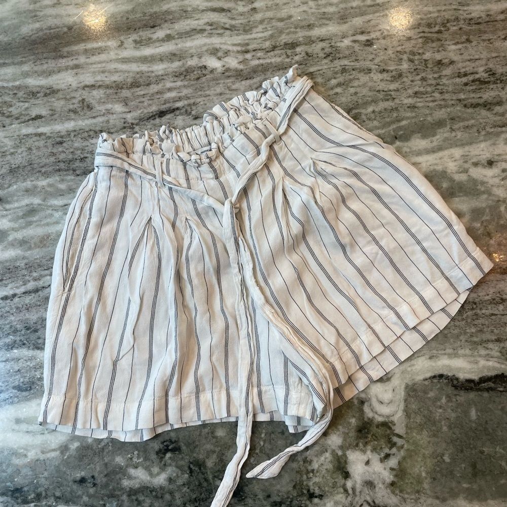 𝅺American Eagle White & Blue Striped Paperbag High-Waist Flowy Shorts Small